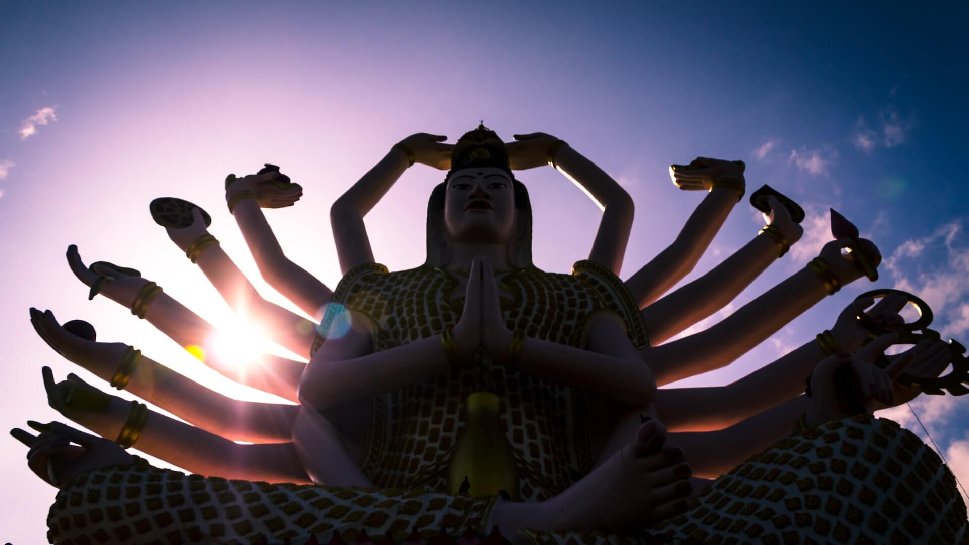 Foto de uma estátua gigantesca com 18 braços de Guanyin, a deusa da misericórdia e compaixão no budismo chinês, localizada no complexo de templos budistas Wat Plai Laem na costa nordeste de Samui